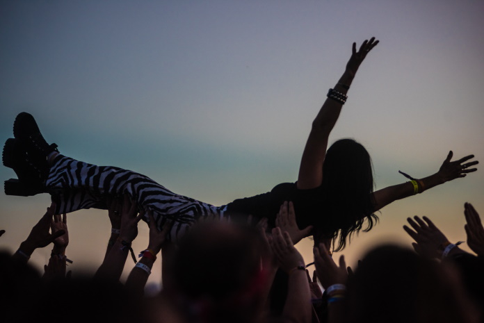 Garota na plateia do festival Louder Than Life 2022