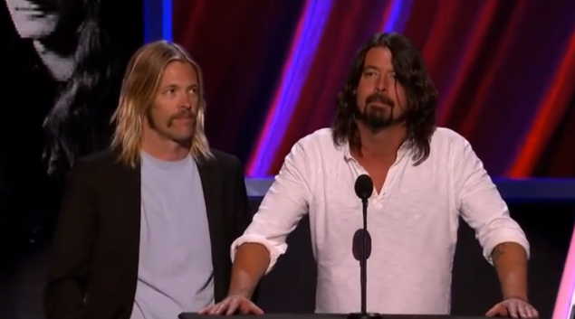 Veja Dave Grohl e Taylor Hawkins introduzindo o Rush ao Hall da Fama do Rock