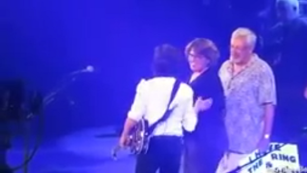 Paul McCartney: fã de 64 anos pede namorada em casamento em show