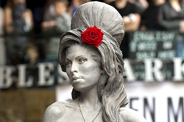 Amy Winehouse ganha estátua em Londres