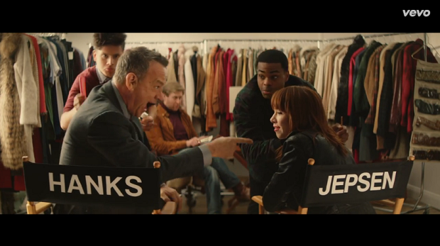 Carly Rae Jepsen lança clipe com Tom Hanks (e Justin Bieber)