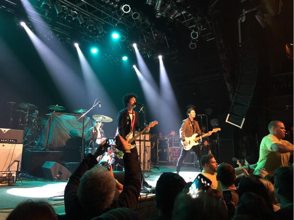 Green Day reúne formação original, toca 35 músicas e faz show histórico - assista