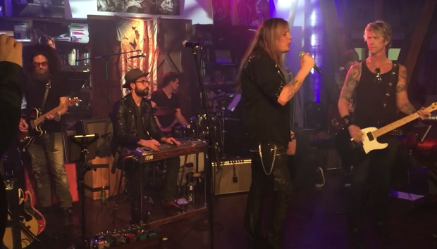 Sebastian Bach e Duff McKagan tocam "Patience", do Guns N' Roses