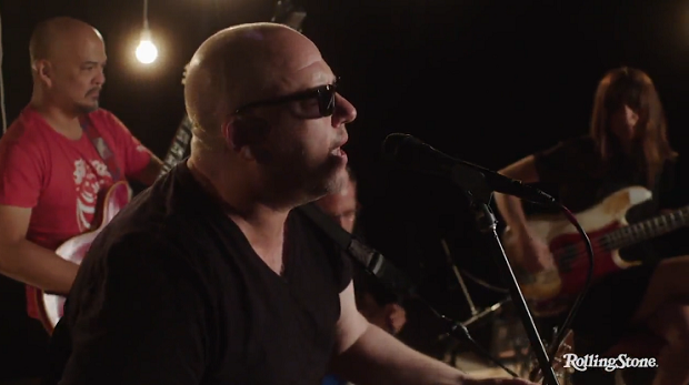 Pixies toca a inédita "Um Chagga Lagga" e "Planet of Sound" em sessão
