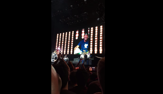 Chad Smith (Red Hot Chili Peppers) toca bateria com o Foo Fighters - vídeo