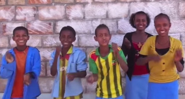Estudantes da Etiópia aprendem inglês cantando “Even Flow”, do Pearl Jam; Assista