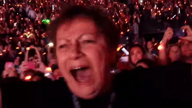 Mick Jagger canta com Taylor Swift e fã de 72 anos vai à loucura - vídeo