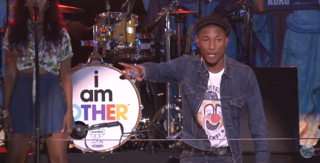 Pharrell Williams se apresenta em programa da TV americana - vídeo