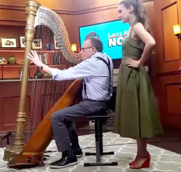 Joanna Newsom ensina Larry King a tocar harpa - assista