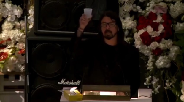 Adeus a Lemmy: Dave Grohl faz discurso emocionante