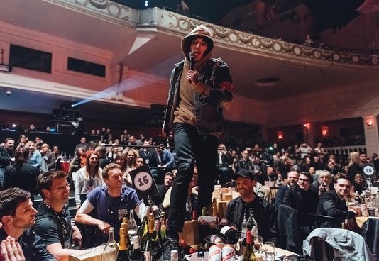 Oliver Sykes, vocalista do Bring Me The Horizon, destrói mesa do Coldplay em premiação