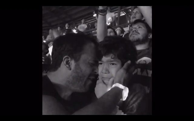 Fã mexicano do Coldplay registra reação de filho autista