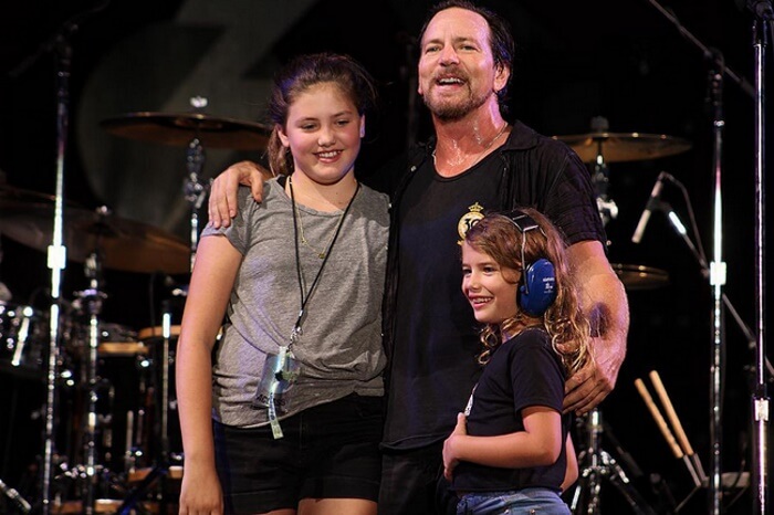 Eddie Vedder e sua filha no Bonnaroo Festival