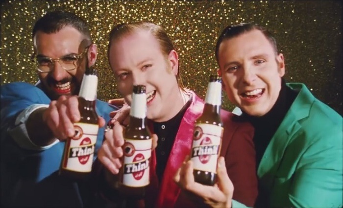 Two Door Cinema Club ironiza em novo videoclipe - assista