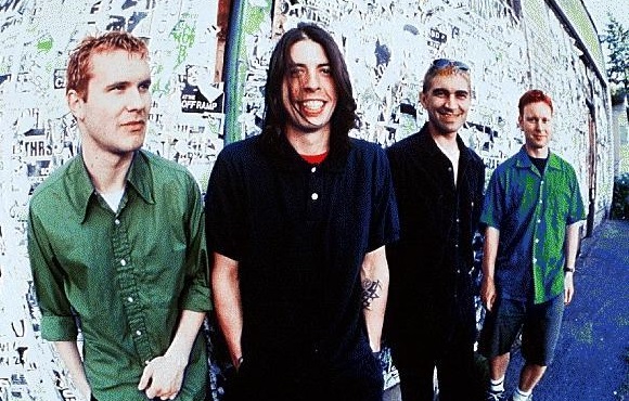 Fãs de Foo Fighters se decepcionam com Dave Grohl ao descobrirem negacionismo da AIDS nos anos 2000