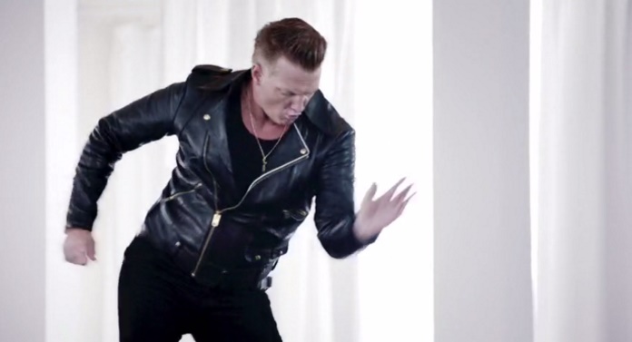 Josh Homme no clipe de "The Way You Used To Do"