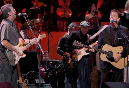 Paul McCartney e Eric Clapton tocando Beatles