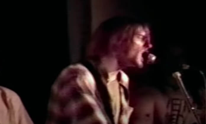 Nirvana toca "Smells Like Teen Spirit" pela primeira vez
