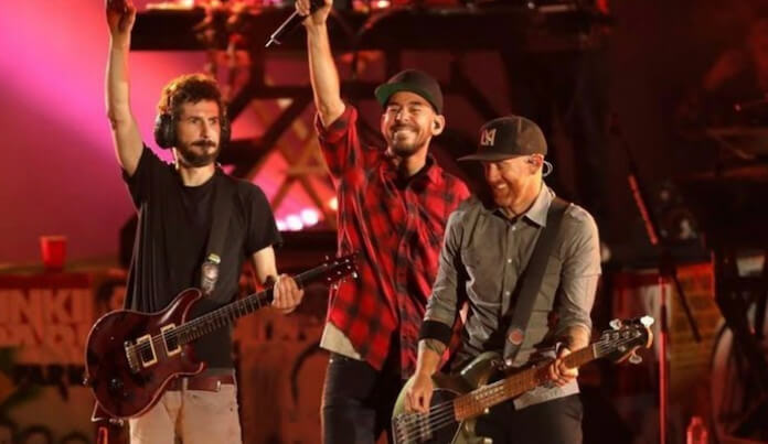 Linkin Park cantando "In the End" sem Chester Bennington