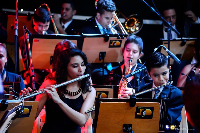 Orquestra de jovens do “Projeto Retreta” homenageia Elvis Presley