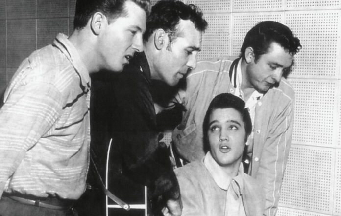 Elvis Presley com o "piano que deu início ao Rock"