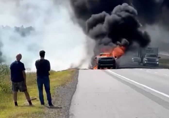 Integrantes do Offspring escapam de incêndio em carro no Canadá