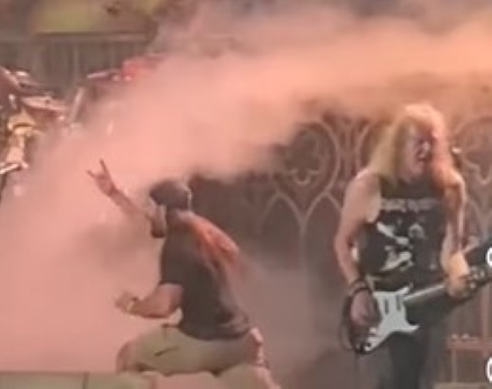 Bruce Dickinson empurra fã que invadiu palco em show do Iron Maiden