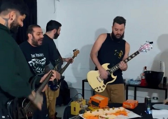 CPM22 e Lucas Silveira tocam NOFX em camarim de show