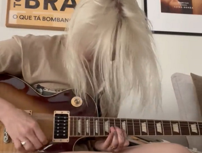 Luísa Sonza toca guitarra para irritar roqueiros