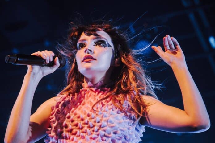 CHVRCHES em show solo de São Paulo