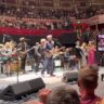 Eric Clapton e guitarristas no tributo a Jeff Beck