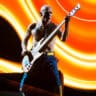 Flea, baixista do Red Hot Chili Peppers, tocando em Brasília