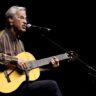 Caetano Veloso encanta fãs de Salvador com show emocionante da turnê "Meu Coco"