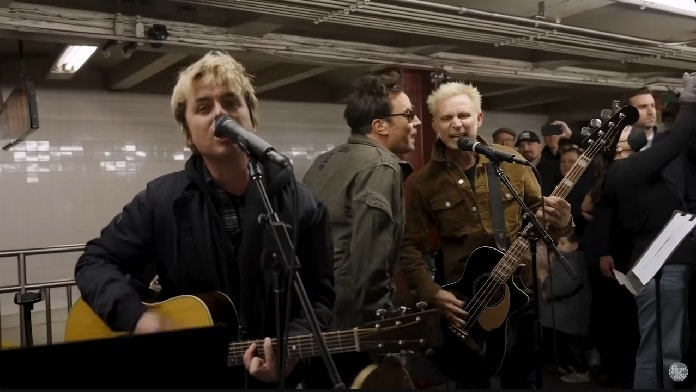 Green Day faz show no metrô de Nova York