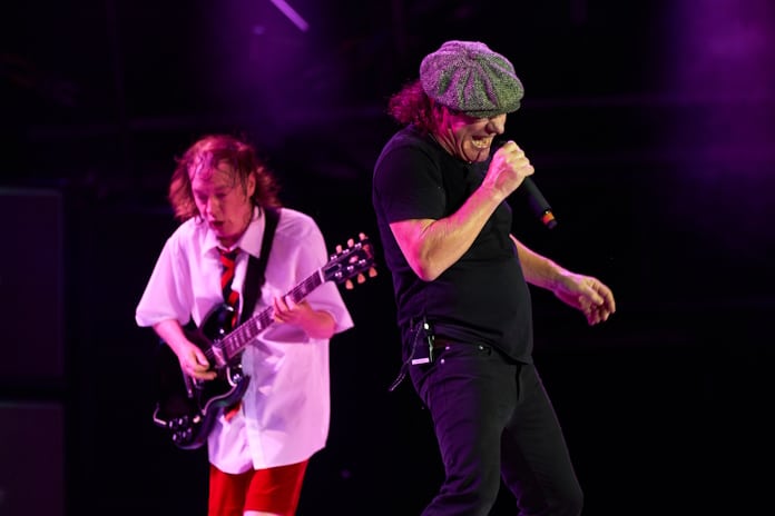 Angus Young e Brian Johnson em show do AC/DC, 2015