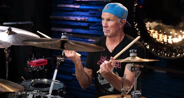 Chad Smith, do Red Hot Chili Peppers, faz gracinhas ao tocar "Otherside"