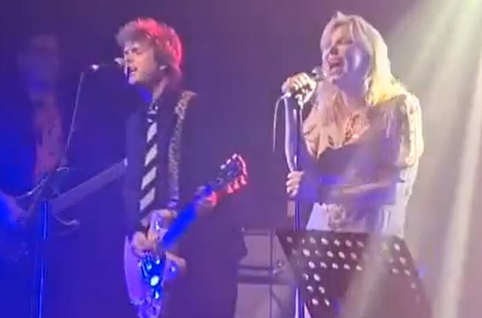 Courtney Love se une a projeto paralelo do Green Day para cantar covers; veja