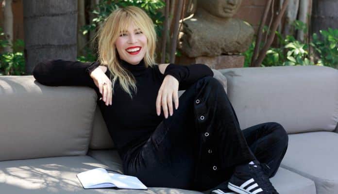 Natasha Bedingfield fala sobre sucesso de "Unwritten" em comédia romântica: "eu amo isso"