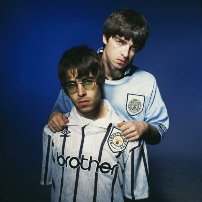 Noel Gallagher e Liam Gallagher, do Oasis, com uniformes do Manchester City