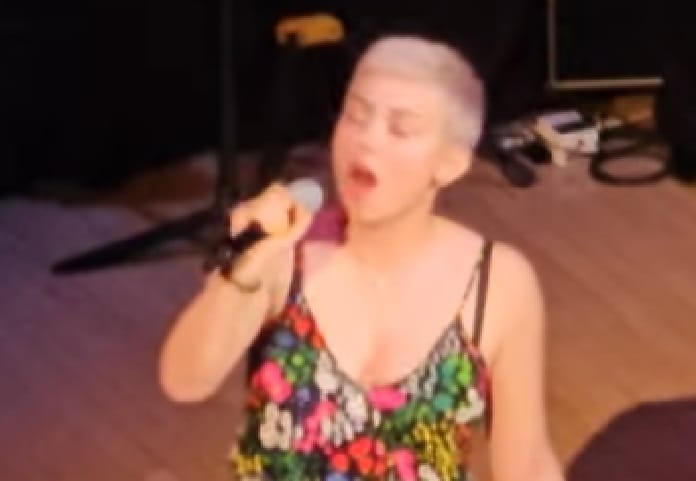 Filha de Sinéad O'Connor chama atenção ao cantar hit de sua mãe