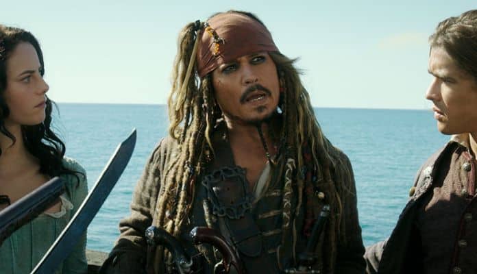 Johnny Depp em cena de Piratas do Caribe