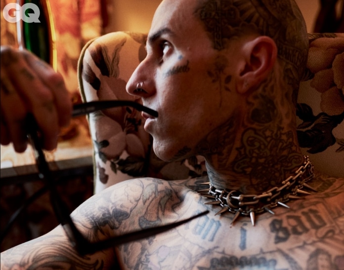 Travis Barker em foto para a GQ Brasil