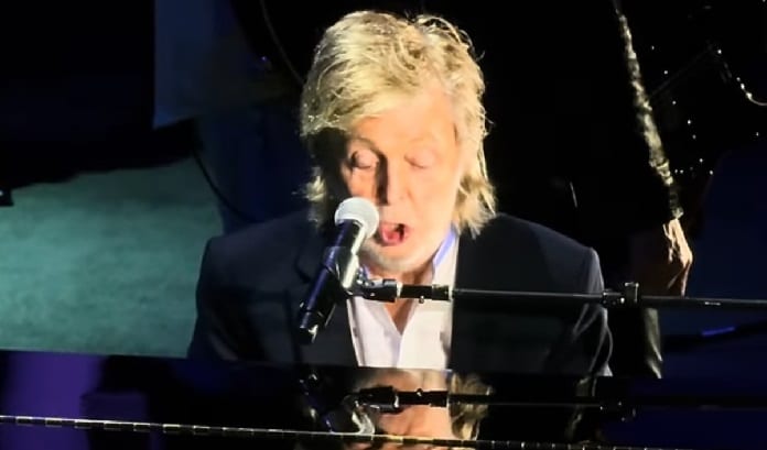 Paul McCartney canta Let It Be com os Eagles