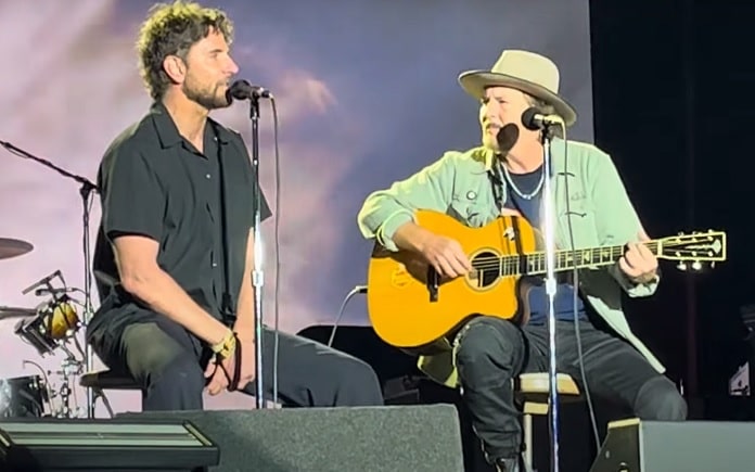 Pearl Jam recebe Bradley Cooper para tocar clássico de Neil Young em show; veja
