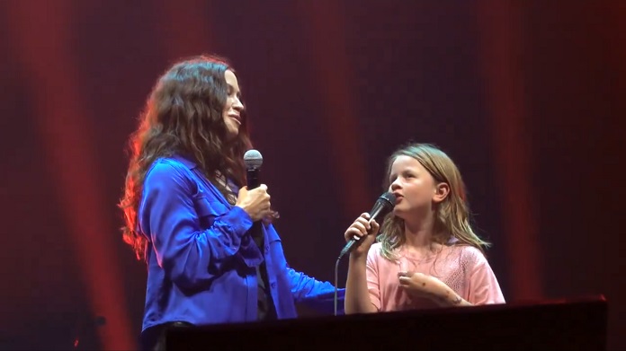 Alanis Morissette canta com a filha no palco