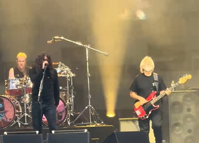 Dave Grohl imita Ozzy Osbourne e Foo Fighters toca “Paranoid” com Geezer Butler na Inglaterra