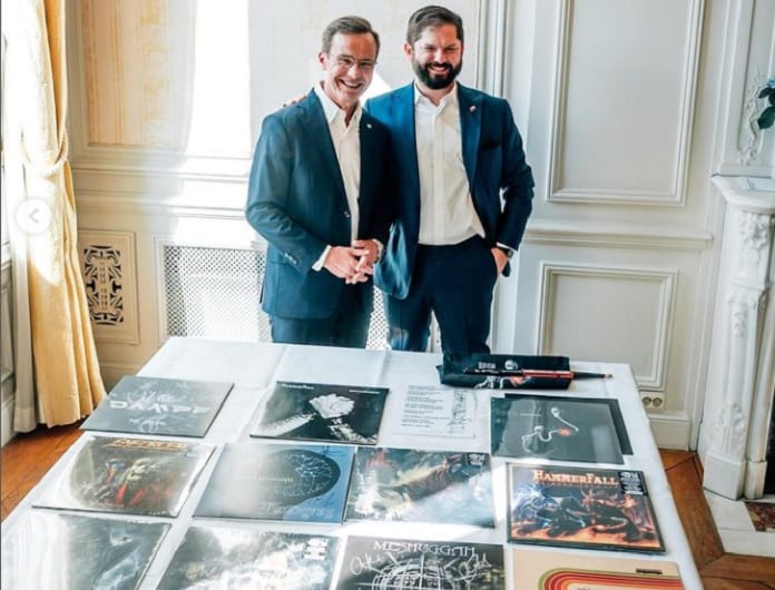 Primeiro-ministro sueco presenteia presidente chileno com discos de vinil de Metal
