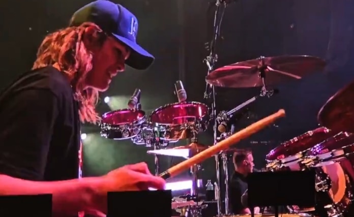 Shane Hawkins, filho de Taylor Hawkins toca com o Foo Fighters em Londres