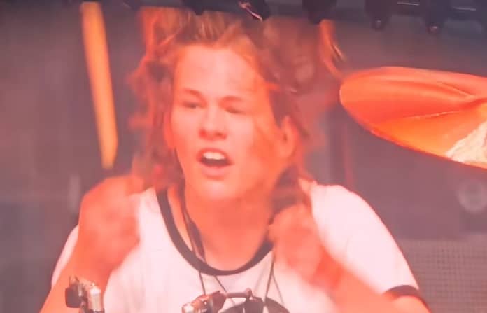 Filho de Taylor Hawkins volta a tocar "My Hero" com o Foo Fighters; veja