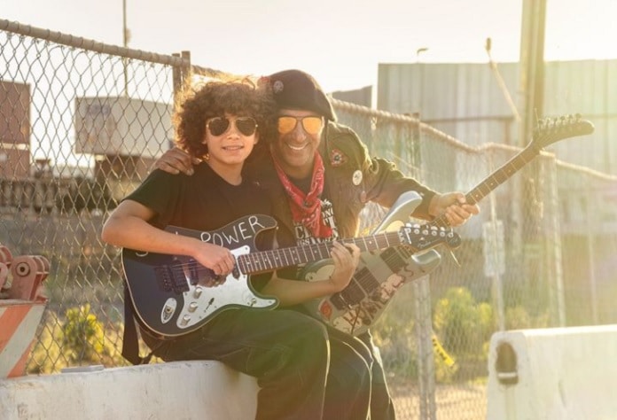 Tom Morello antecipa novo disco solo com single em parceria com o filho; ouça "Solider In The Army Of love"